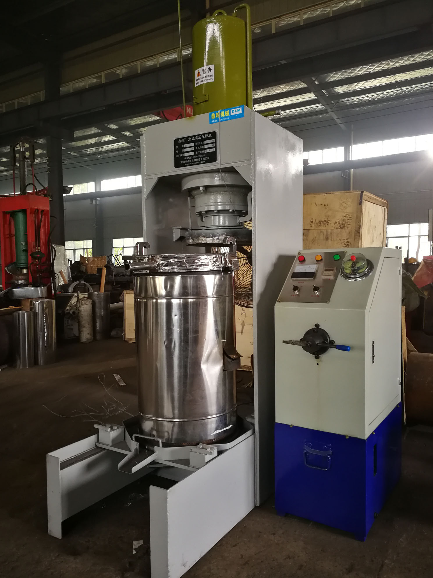 不銹鋼超高壓立式液壓壓榨機(jī)，果汁壓榨機(jī)，果渣壓榨機(jī)，藥材壓榨，油渣處理，白土壓榨